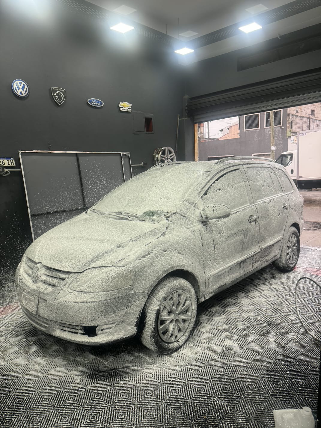 Reparación de aire acondicionado automotor — diagnóstico y recarga de gas